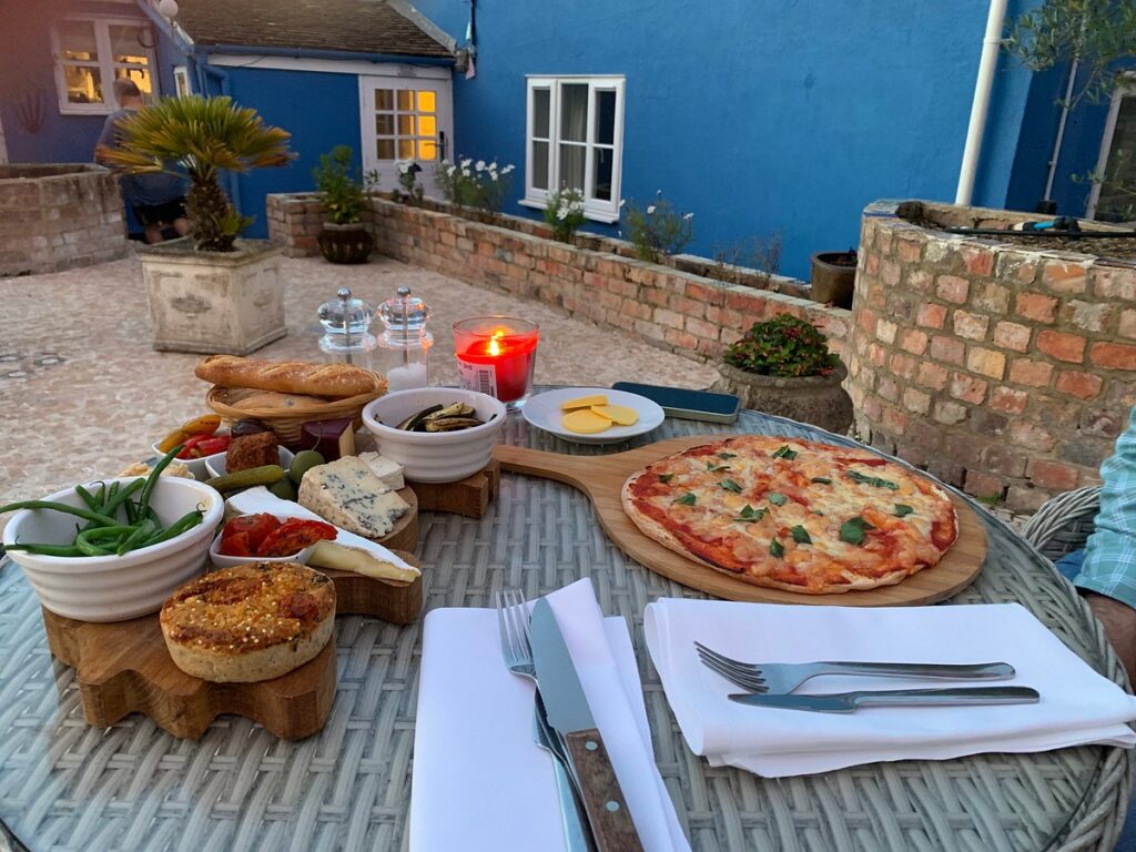 Pizza and a vegetarian platter al fresco evening meal at Piglets Boutique Country Stay